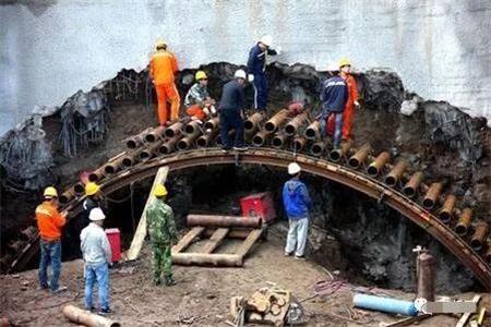 赛罕隧道钢花管支护案例